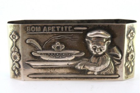 Argola de guardanapo em prata com relevos.